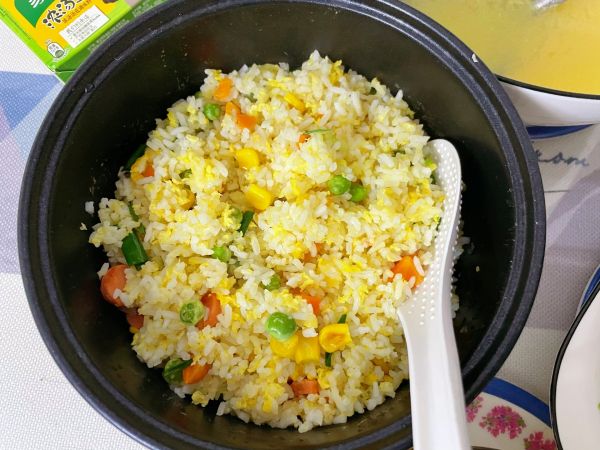 什錦炒飯—胡蘿蔔玉米青豆粒火腿蛋炒飯